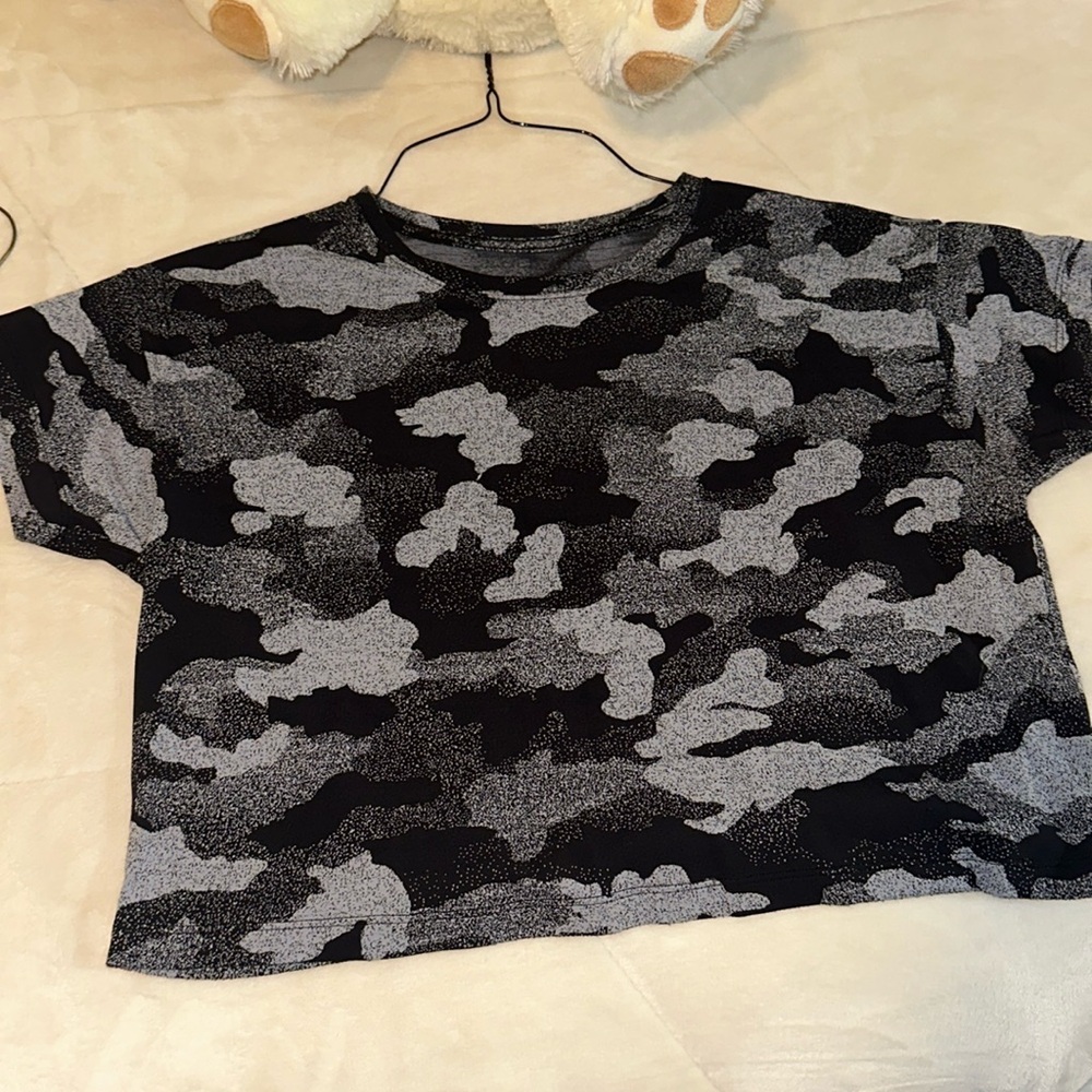 LULULEMON cropped camo workout top